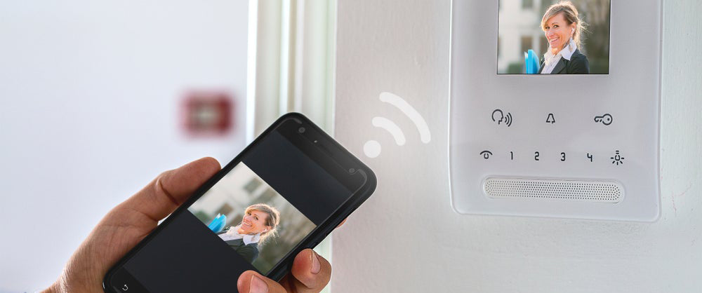 Videocitofono connesso installato all’ingresso di un’abitazione moderna.