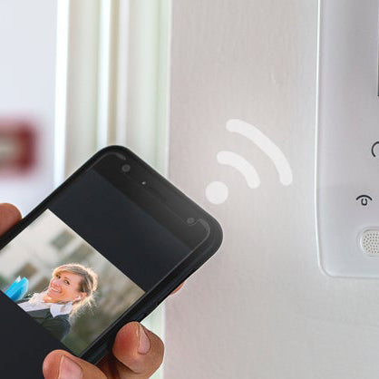 Videocitofono connesso installato all’ingresso di un’abitazione moderna.