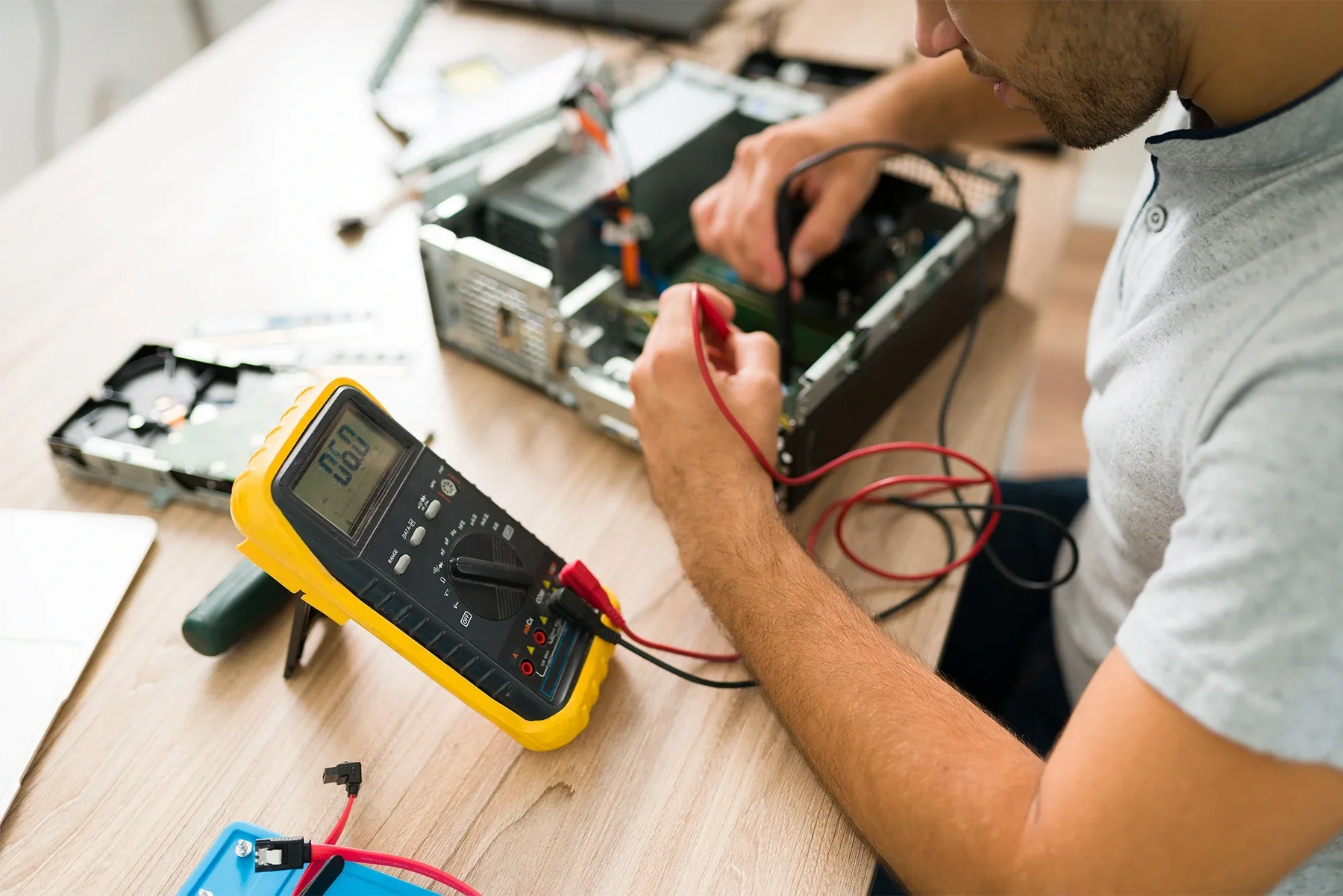 Tecnico che utilizza un analizzatore di installazioni elettriche per verificare la sicurezza di un cablaggio