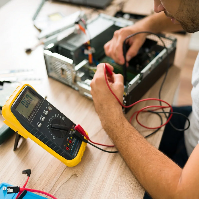 Tecnico che utilizza un analizzatore di installazioni elettriche per verificare la sicurezza di un cablaggio