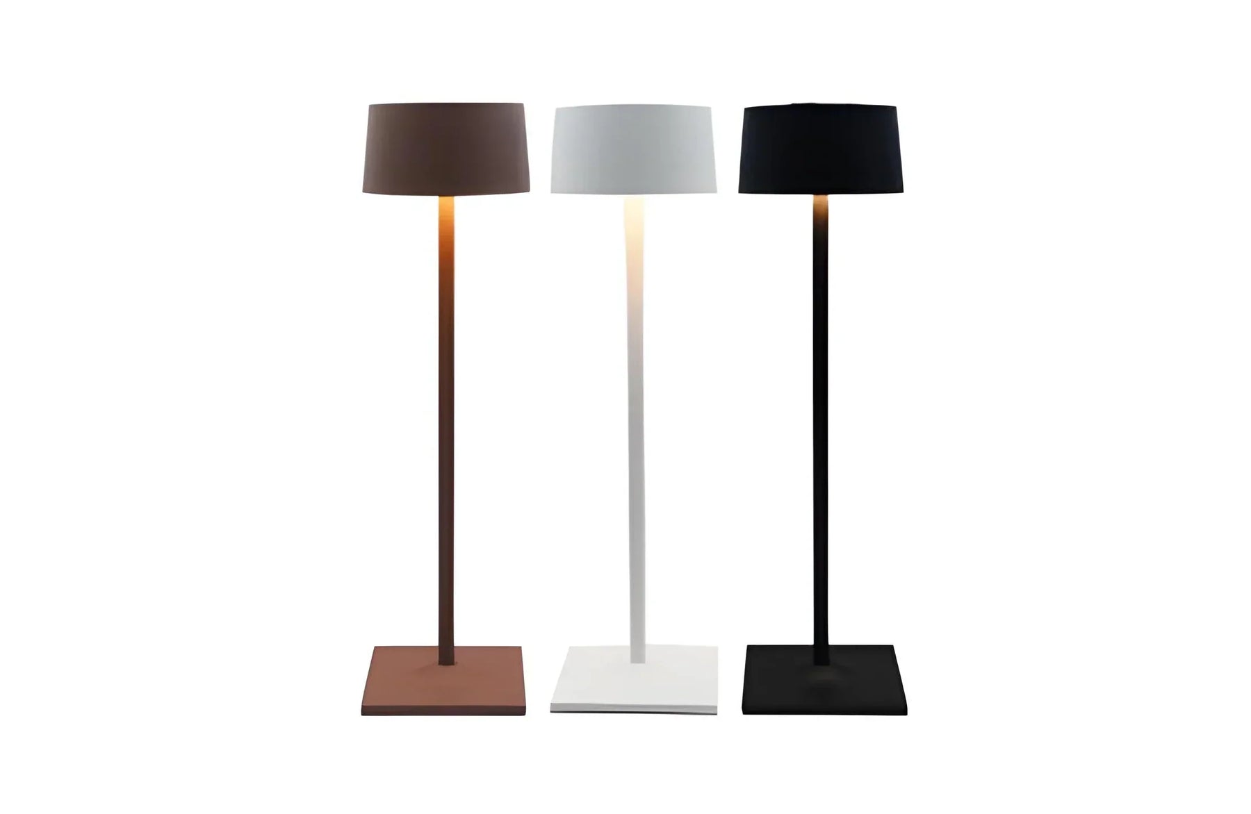 Lampade da tavolo a batteria su tavoli di un ristorante