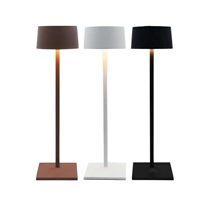 Lampade da tavolo a batteria su tavoli di un ristorante