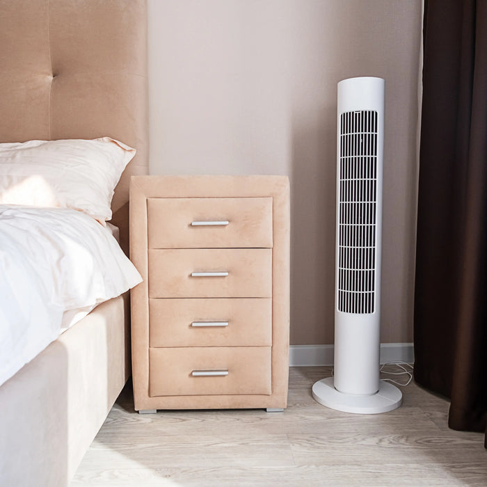Ventilatore a colonnina bianco posizionato in un soggiorno moderno