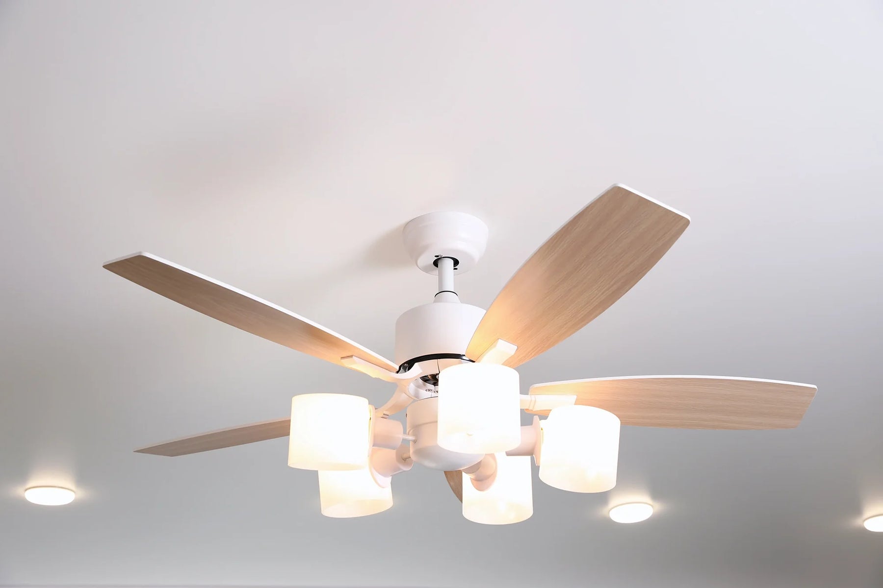 Ventilatore da soffitto silenzioso con luce LED integrata in un soggiorno moderno