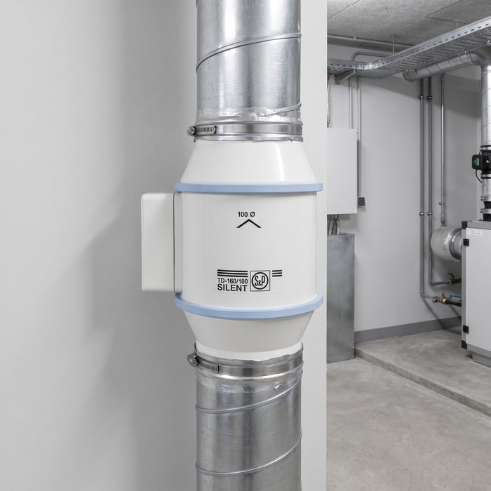 Aspiratore elicocentrifugo in-line Soler & Palau TD-160/100 Silent, installato a parete in un locale tecnico