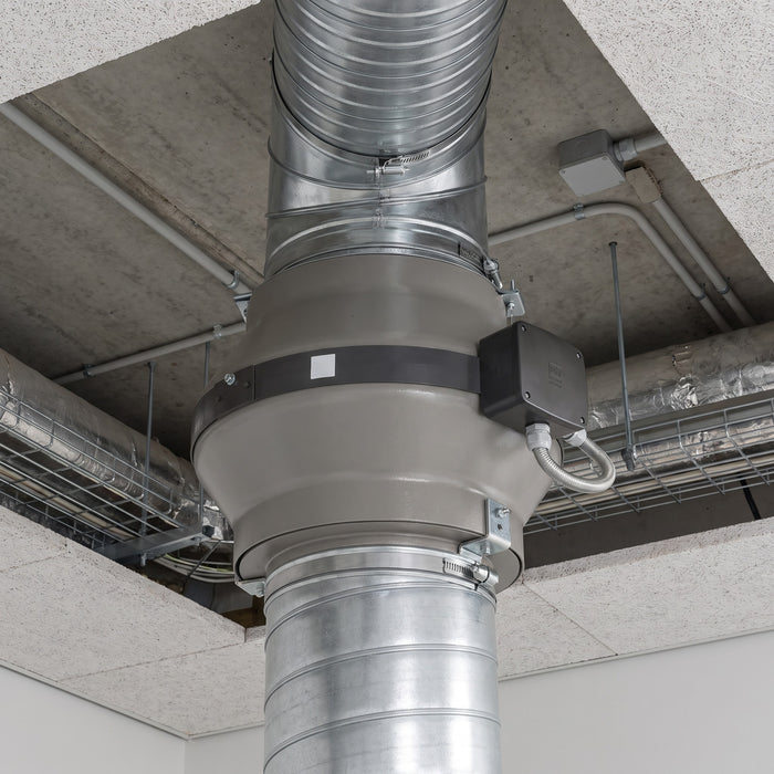 Aspiratore centrifugo assiale Vortice CA 250 MD E, installato in un controsoffitto tecnico