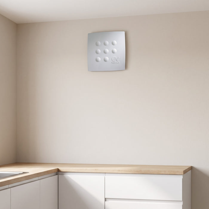 Aspiratore centrifugo da condotto Vortice Micro 80 T, installato a parete in cucina
