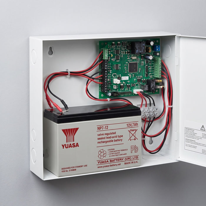 Batteria al piombo sigillata Yuasa NP7-12 12V 7Ah, alloggiata in una centrale di allarme
