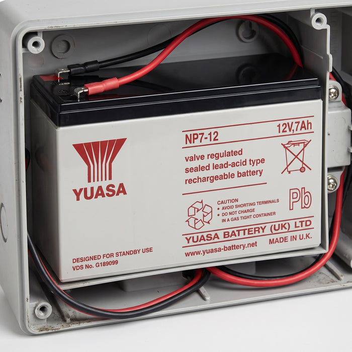 Batteria al piombo sigillata Yuasa NP7-12 12V 7Ah, collegata nel vano batteria di un apparecchio di emergenza