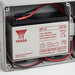 Batteria al piombo sigillata Yuasa NP7-12 12V 7Ah, collegata nel vano batteria di un apparecchio di emergenza