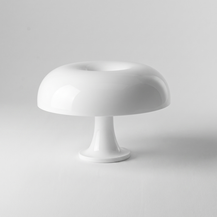 Lampada da Tavolo Artemide Nessino Bianca vista tre quarti su fondo neutro