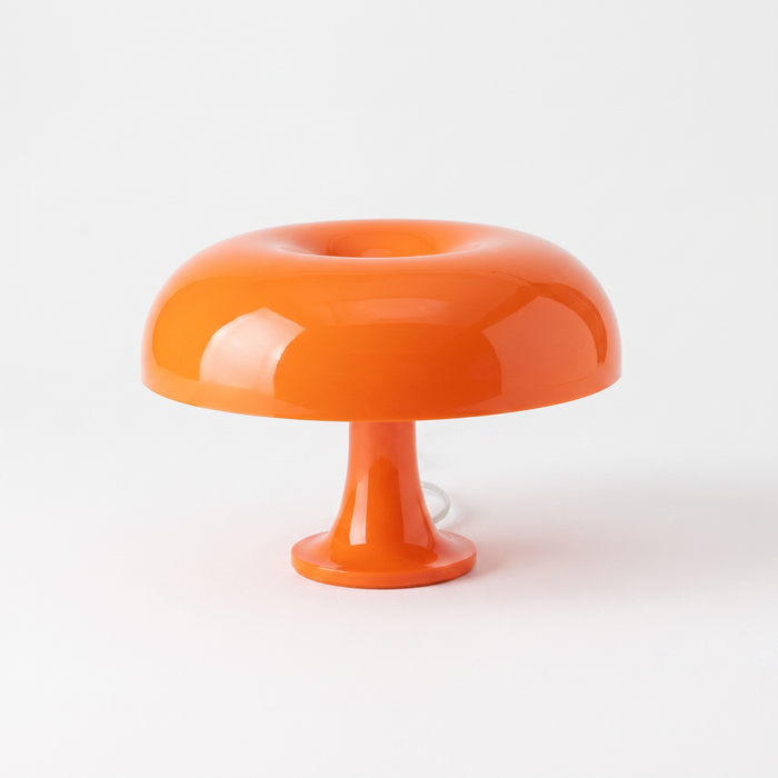 Lampada da Tavolo Artemide Nessino Arancione vista tre quarti su fondo bianco