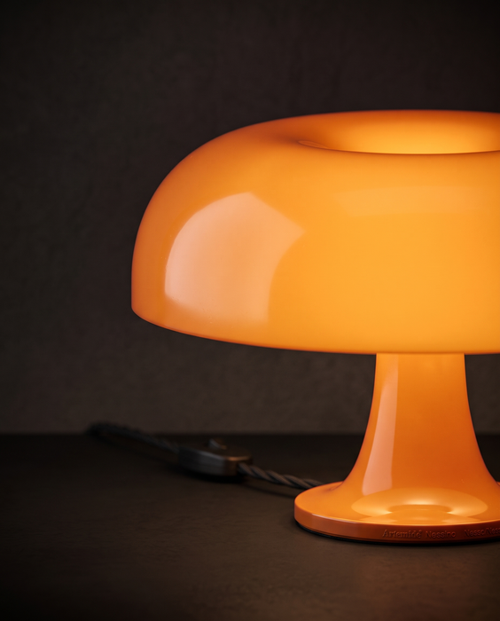 Dettaglio del diffusore della Lampada da Tavolo Artemide Nessino Arancione accesa
