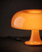 Dettaglio del diffusore della Lampada da Tavolo Artemide Nessino Arancione accesa