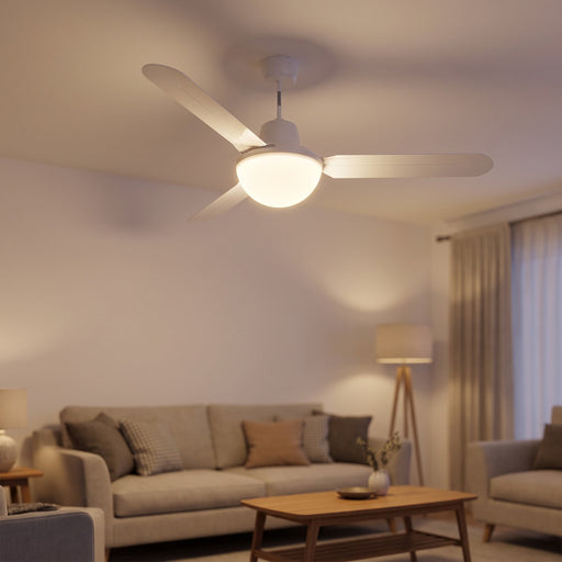 Kit illuminazione per ventilatori Vortice Nordik Evolution, acceso sotto un ventilatore da soffitto in soggiorno (ventilatore non incluso)