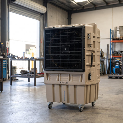 Raffrescatore Evaporativo Portatile Silenzioso KRS EVC125, in officina, vicino al portone aperto