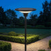 Lampione solare da giardino Elcart E-Flower, acceso in giardino al crepuscolo