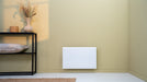 Radiatore Nobo Top installato a parete in soggiorno