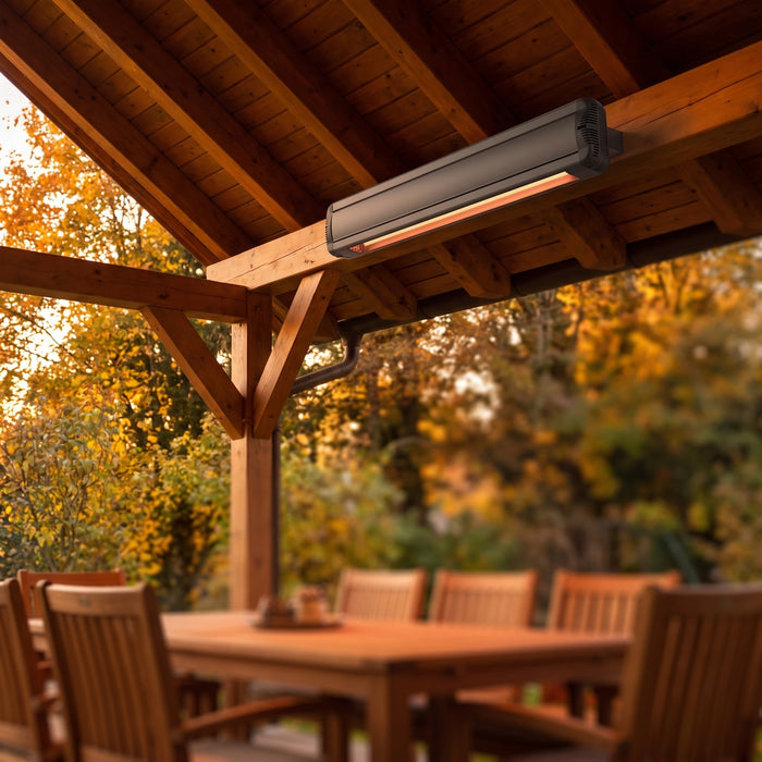 Riscaldatore a infrarossi Moel Hot Top 1500W, installato sotto una pergola