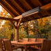 Riscaldatore a infrarossi Moel Hot Top 1500W, installato sotto una pergola