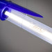 Dettaglio del cappuccio blu e del logo BIC sul tubo LED acceso
