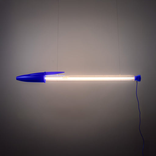 Seletti Bic blu accesa installata in orizzontale a soffitto