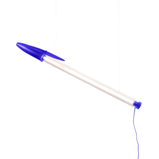Lampada a sospensione Seletti Bic blu accesa, penna oversize in scala 12:1