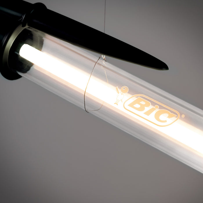 Dettaglio del cappuccio nero e del logo BIC sul tubo LED acceso