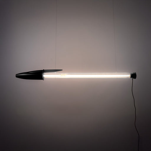 Seletti Bic nera accesa installata in orizzontale a soffitto