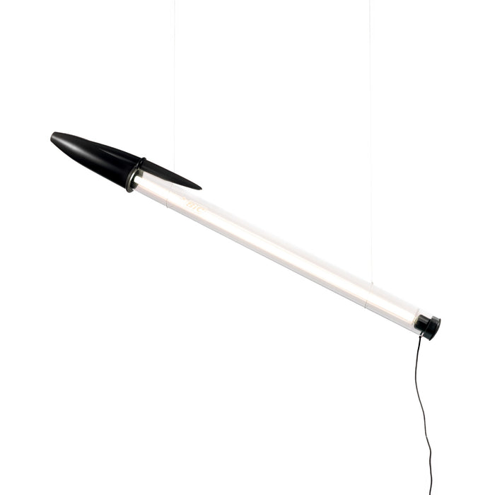 Lampada a sospensione Seletti Bic nera accesa, penna oversize in scala 12:1