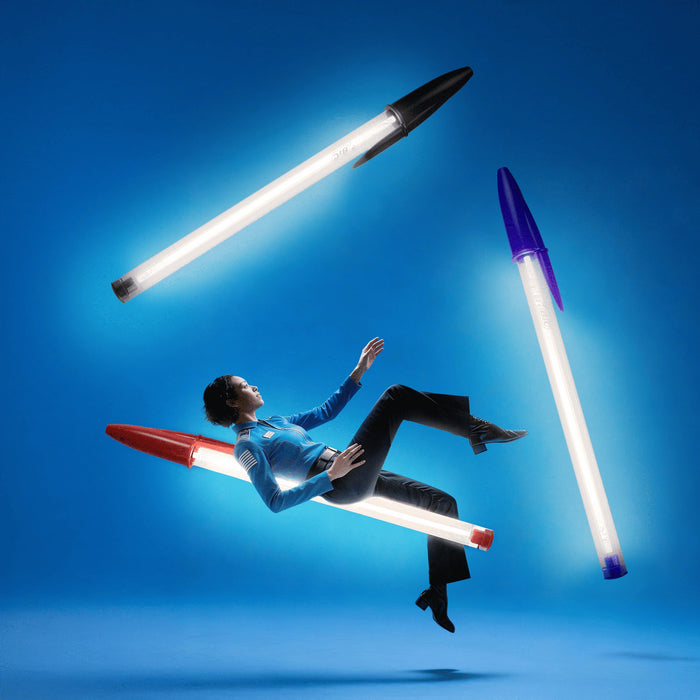 La lampada Seletti Bic nelle tre versioni: nera, blu e rossa
