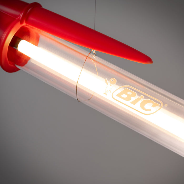 Dettaglio del cappuccio rosso e del logo BIC sul tubo LED acceso