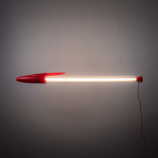 Seletti Bic rossa accesa installata in orizzontale a soffitto