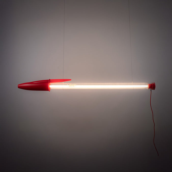 Seletti Bic rossa accesa installata in orizzontale a soffitto