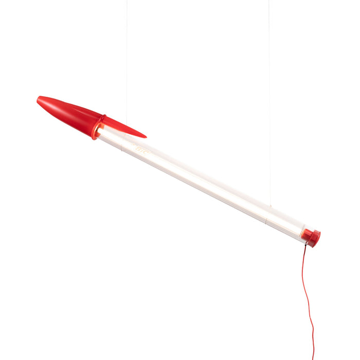 Lampada a sospensione Seletti Bic rossa accesa, penna oversize in scala 12:1