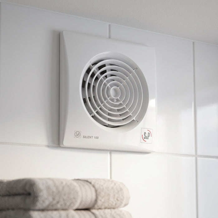 Aspiratore Elicoidale Soler & Palau Silent-100 CZ, installato in bagno, sopra la doccia
