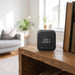 Sensore di Temperatura Wireless Tado Serie X, appoggiato su una mensola in soggiorno