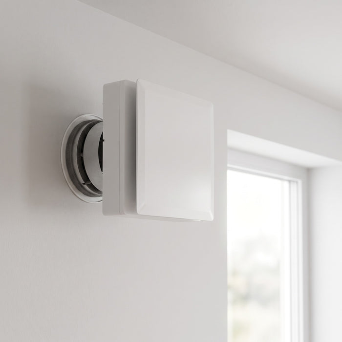 Unità di ventilazione con recupero di calore Vortice Vort HRW 30 Mono EVO, installata a parete in un ambiente moderno