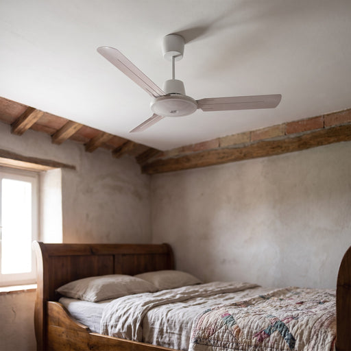 Ventilatore da soffitto Vortice Nordik Evolution R 90/36, installato al soffitto in camera da letto