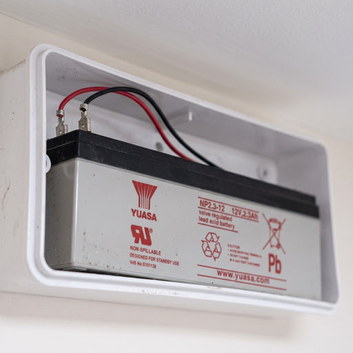Batteria al Piombo Sigillata Yuasa NP 12V 2,3Ah, dentro una lampada di emergenza